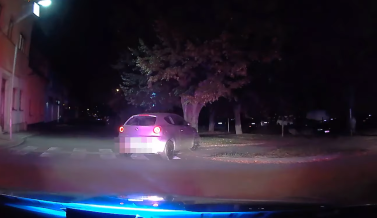 Přímo před hlídkou odbočila na chodník. Řidička nadýchala čtyři promile.