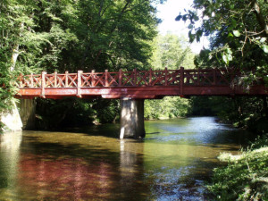 V Babiččině údolí Lesy ČR znovu staví památkově chráněný Červený most