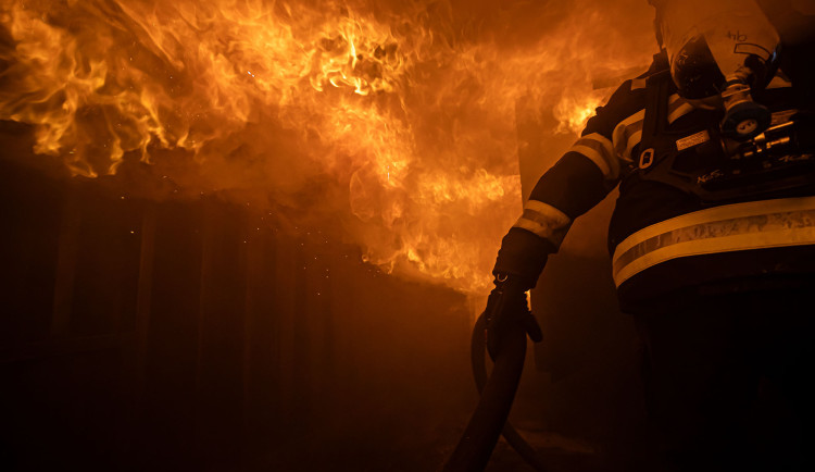 Krajští hasiči si na vlastní kůži zkusili ohnivé peklo v uzavřeném kontejneru