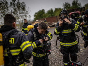 Krajští hasiči si na vlastní kůži zkusili, jak vypadá ohnivé peklo v uzavřeném kontejneru