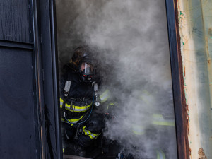 Krajští hasiči si na vlastní kůži zkusili, jak vypadá ohnivé peklo v uzavřeném kontejneru