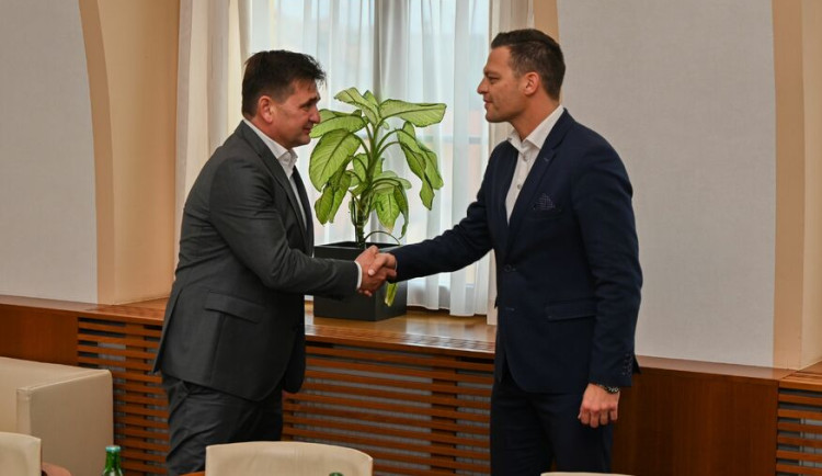 Daniel Malý zůstane ve funkci ředitele nemocnice v Jičíně. Hejtmanství je s jeho prací spokojeno