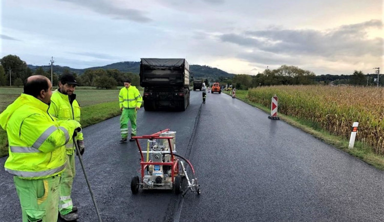Silničáři v sobotu otevřou klíčovou silnici v Orlických horách, cestu na Šerlich