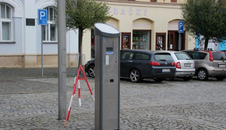 Dvůr Králové chce změnit systém parkování na vybraných místech. Využije nové automaty