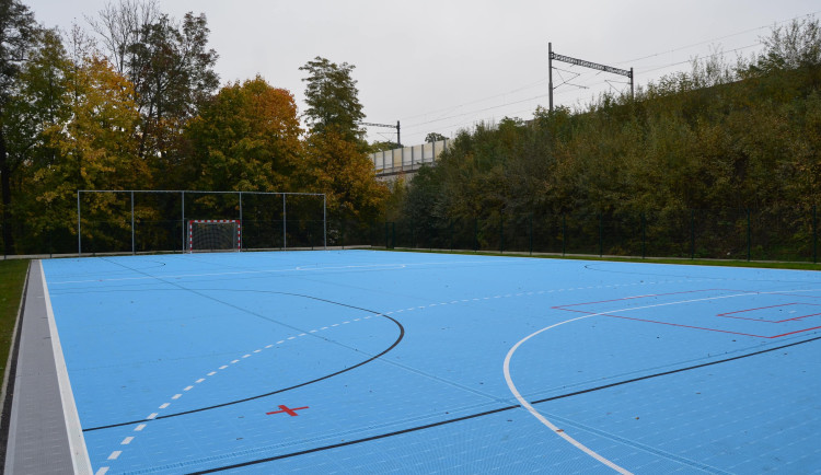 Beton nahradilo multifunkční hřiště, využijí ho zejména házenkáři a florbalisté