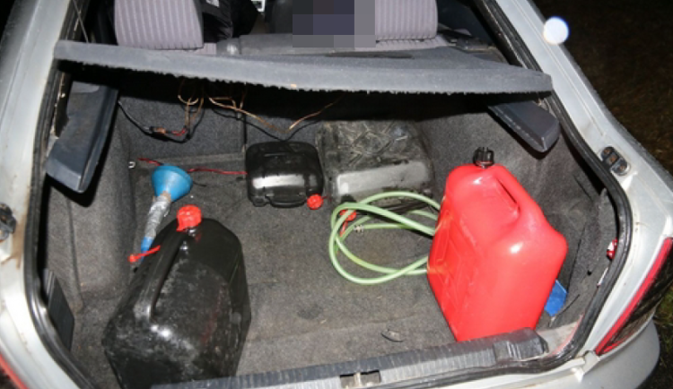 Parta mladíků se pokusila ukrást naftu ze stavebních strojů. Při odjezdu je zastavila policejní hlídka