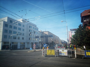 Těžká technika najela k hradecké Aničce, silničáři tam pokládají asfalt