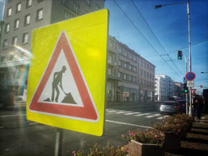 Těžká technika najela k hradecké Aničce, silničáři tam pokládají asfalt