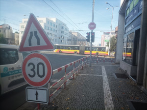 Těžká technika najela k hradecké Aničce, silničáři tam pokládají asfalt