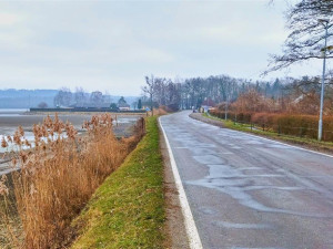 Silnice na hrázi rybníku Broumar v Opočně bude od zítřka opět průjezdná