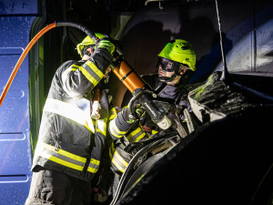 Silnice 14 u Dobrušky je po nehodě cisterny stále zavřená