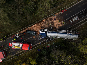 Silnice 14 u Dobrušky je po nehodě cisterny stále zavřená