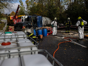 Silnice 14 u Dobrušky je po nehodě cisterny stále zavřená