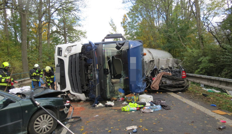 Silnice I/14 u Dobrušky je od středeční nehody cisterny stále uzavřená.