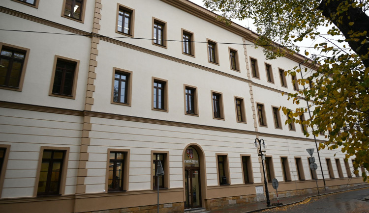 Rekonstrukce gymnázia v Novém Bydžově je u konce. Vyšla na téměř 55 milionů korun