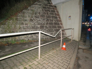 Řidič kamionu v Nové Pace se nevešel pod most. Poškodil oba nosníky
