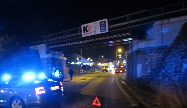 Řidič kamionu v Nové Pace se nevešel pod most. Poškodil oba nosníky