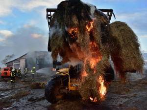 Plameny napáchaly u Nového Bydžova škodu za pět milionů, hasiči jsou stále na místě