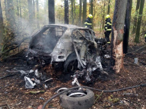 Dva mrtví zůstali v ohořelém autě u Roudnice