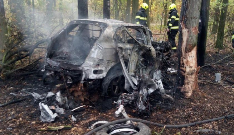 Dva mrtví zůstali v ohořelém autě u Roudnice