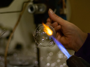 Hitem letošních Vánoc budou vlastnoručně malované ozdoby, koule se jménem a mrazolak