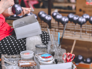 Hitem letošních Vánoc budou vlastnoručně malované ozdoby, koule se jménem a mrazolak