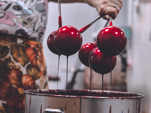 Hitem letošních Vánoc budou vlastnoručně malované ozdoby, koule se jménem a mrazolak