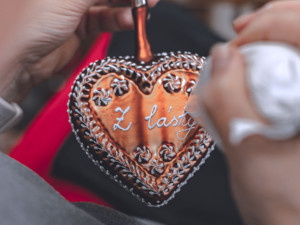 Hitem letošních Vánoc budou vlastnoručně malované ozdoby, koule se jménem a mrazolak