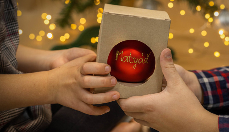 Hitem letošních Vánoc budou vlastnoručně malované ozdoby, koule se jménem a mrazolak