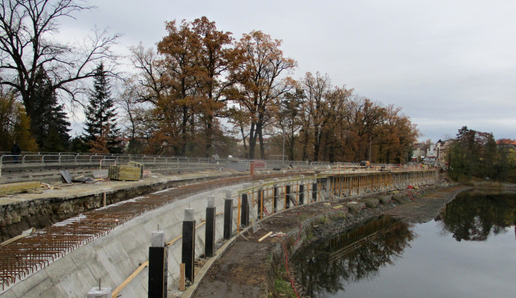 FOTO: Na hrázi Jordánu firma postavila sloupy. Pracuje se pod umělým osvětlením