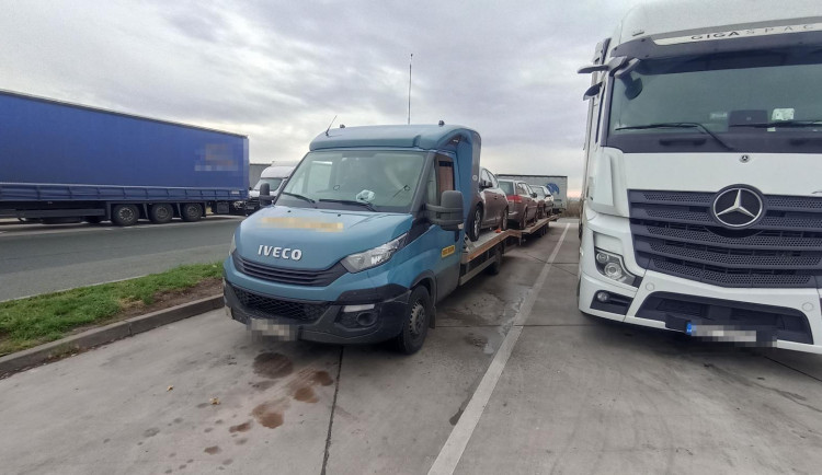 Dálniční policisté z D11 si došlápli na řidiče. Pokutovalo se za rychlost, váhu i nedodržování přestávek