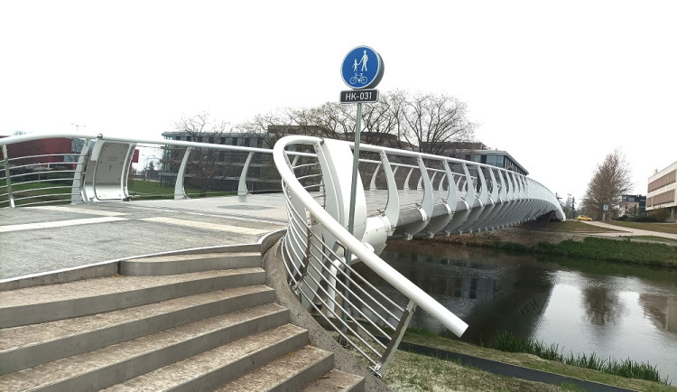 ANKETA: Lávka u hradeckého Aldisu bodovala v anketě stavba roku