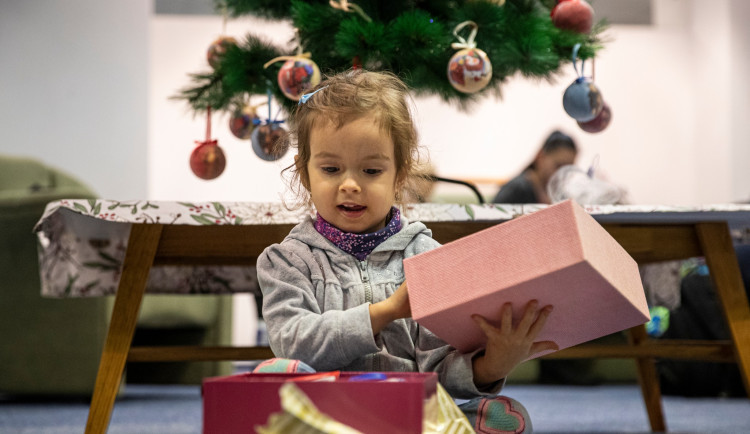 Začala vánoční sbírka Krabice od bot. Udělejte radost dětem i na Hradecku