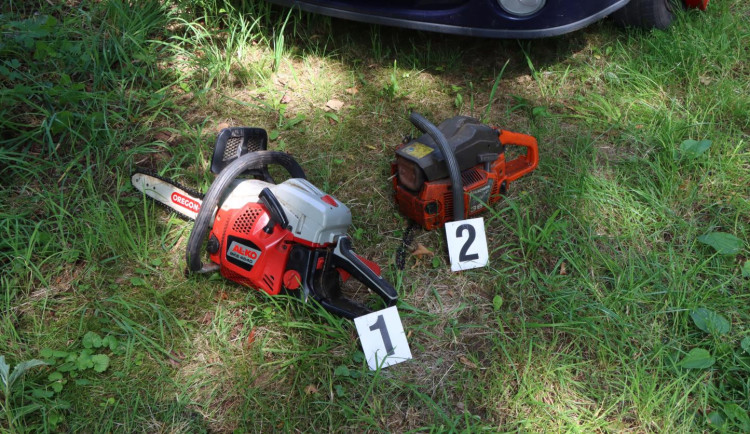 Policie pátrá po mladíkovi, který vykrádal garáže na Broumovsku. S pomocí se obrací na veřejnost