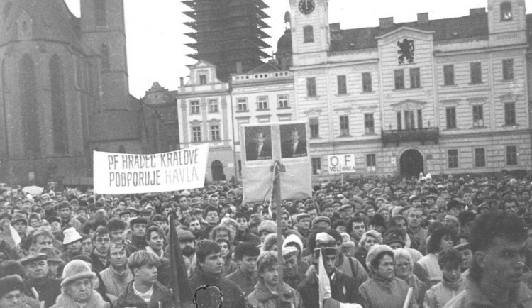 V Hradci Králové začala revoluce později. Komunismus se vytlačoval postupně