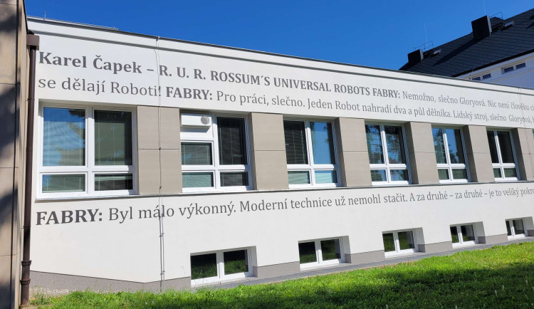 Zateplená škola v Novém Městě nad Metují má na fasádě Čapka