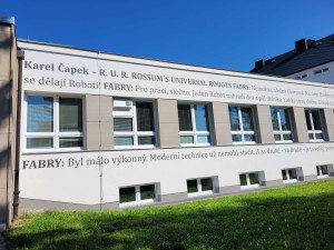 Zateplená škola v Novém Městě nad Metují má na fasádě Čapka