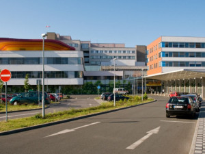 Fakultní nemocnice v Hradci Králové omezí operace a vyšetření