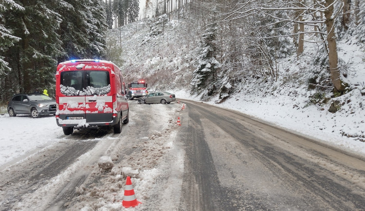 ANKETA: Řidiče v Krkonoších překvapil sníh na silnicích