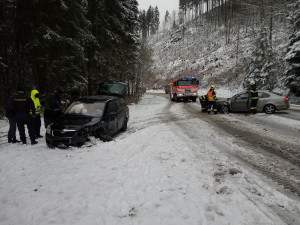 Řidiče v Krkonoších překvapil sníh na silnicích