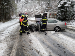 Řidiče v Krkonoších překvapil sníh na silnicích