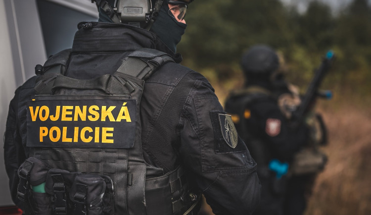 Vojenská policie a NCOZ dnes zasahovala na několika místech. Včetně hradecké společnosti PORR