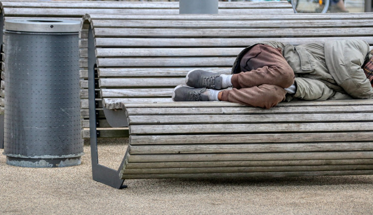 Ve Dvoře Králové budou moct lidi přespat venku. Vyzkouší si, jaké je to být bez domova.