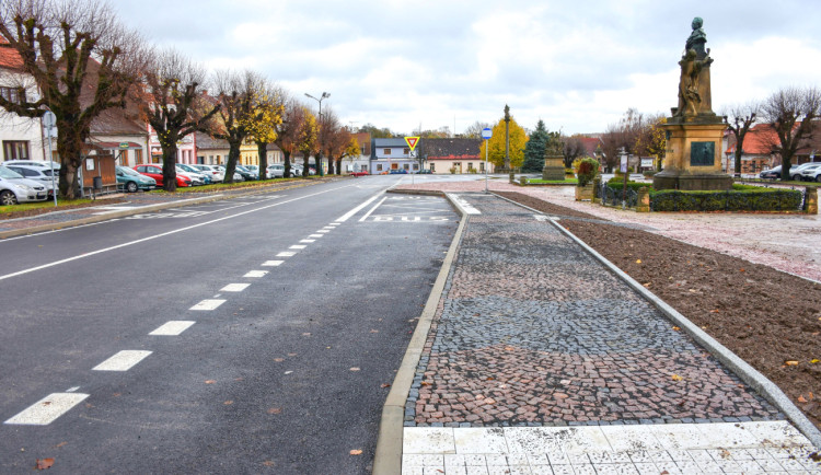 Řidiči jedoucí do Miletína už nebudou muset objížďkou. Silnice u náměstí je hotová