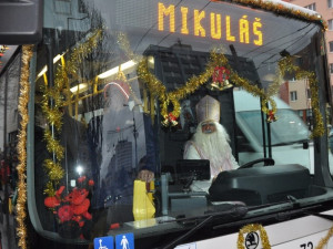 Děti povozí v Hradci Králové Mikuláš ve svém trolejbusu