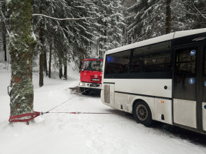 Horské silnice pokrývá zledovatělý sníh, v tomto týdnu připadne další