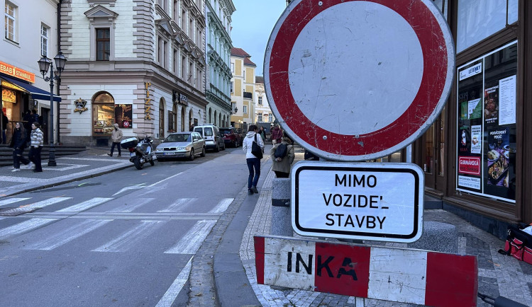 Omezení výjezdu z centra Hradce Králové kvůli opravě kanalizace skončí 1. prosince.