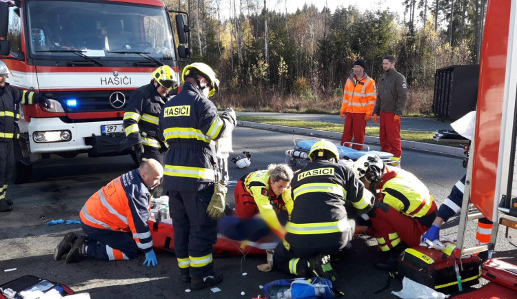 Osm zraněných odvezli záchranáři do nemocnic od dvou nehod, při nichž se vždy střetla dvě osobní vozidla