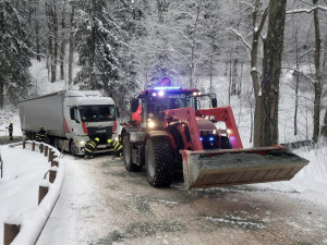 Kamion mířil ke Šerlichu, proti byla namrzlá silnice