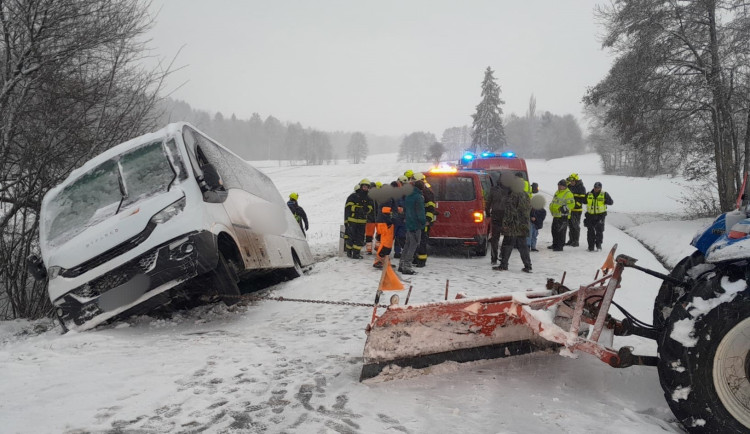 Záchranáři zasahovali u nehody školního autobusu, ve kterém cestovalo 30 dětí. V příkopu skončil také sypač